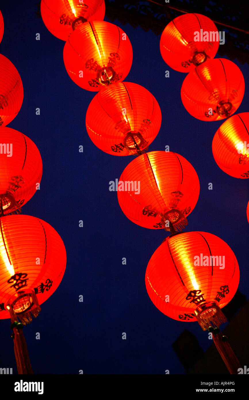 Des lanternes en papier rouge à l'entrée de la rue de Wangfujing Beijing Chine Banque D'Images