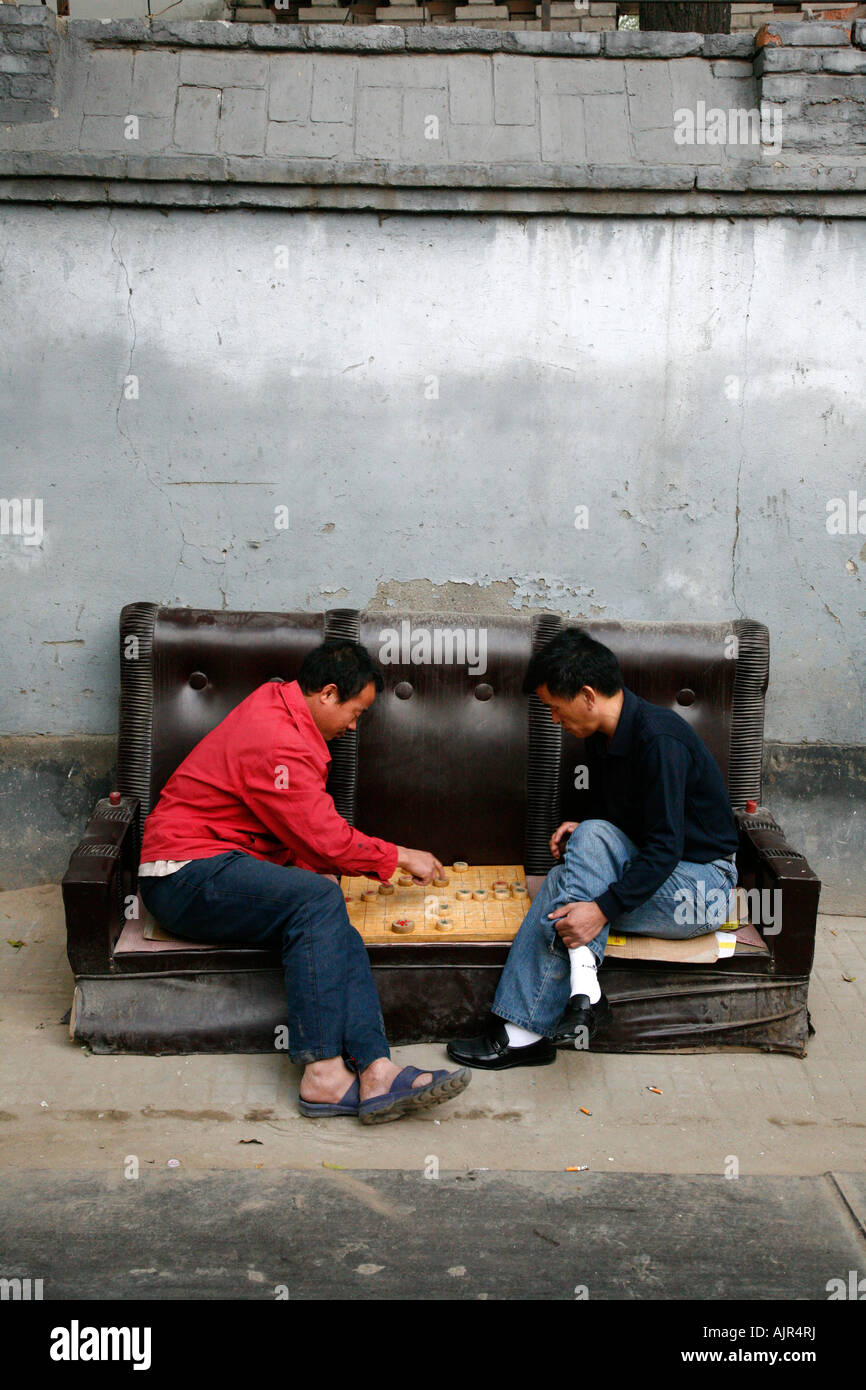 Deux hommes jouant aux Échecs Chinois dans la rue Beijing Chine Banque D'Images