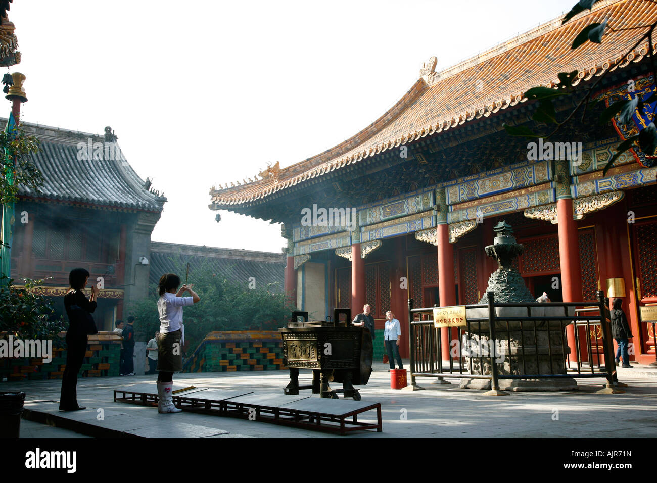 Les femmes priant au Temple des Lamas Beijing Chine Banque D'Images