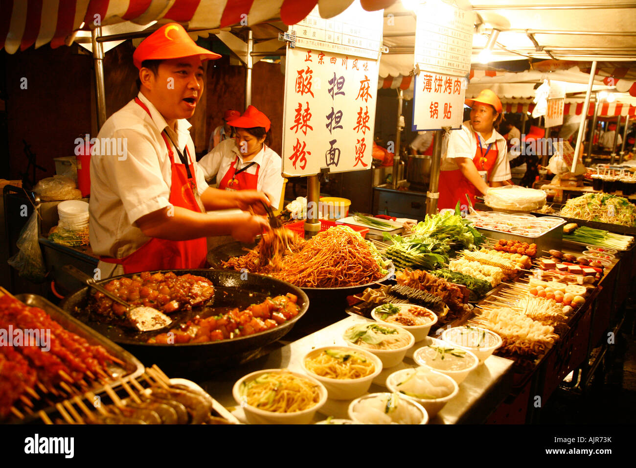 Stands de nourriture au marché alimentaire nuit Zhenwumiao Road 1 près de Wangfuging Dajie Beijing Chine Banque D'Images