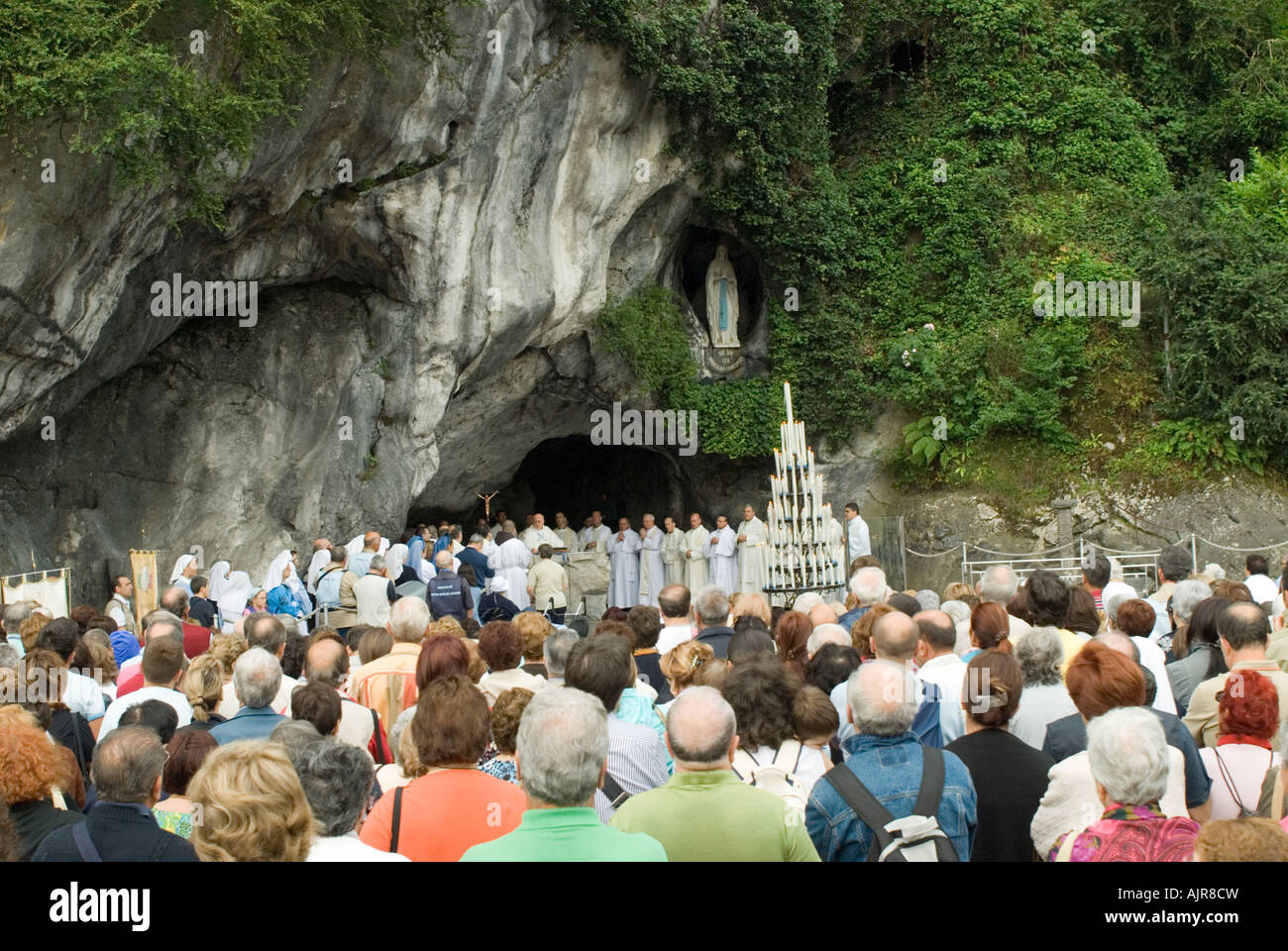 Pèlerins priant et obtenir des bénédictions en face de grotto, Notre Dame de Lourdes Banque D'Images