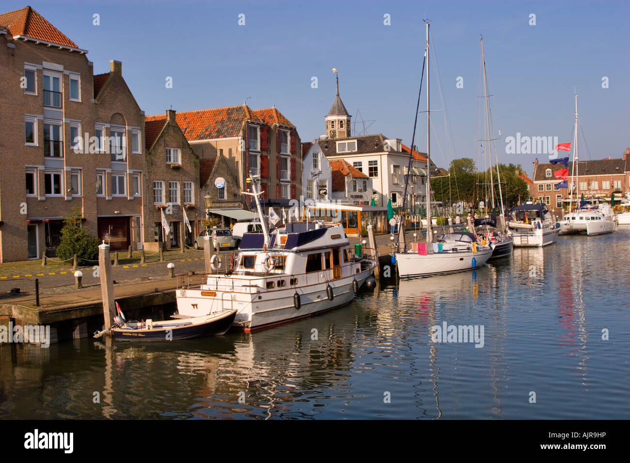 Bateaux amarrés dans le port dans le village de Willemstad Banque D'Images