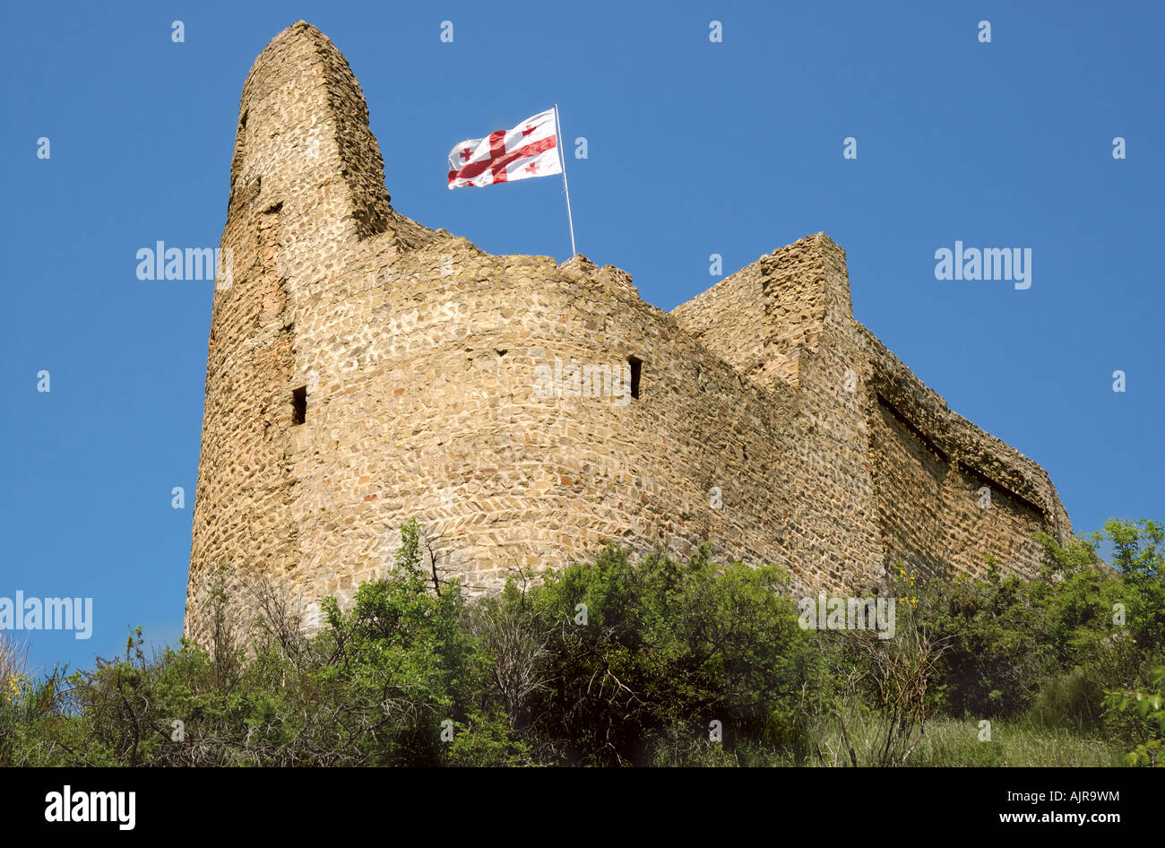 Drapeau géorgien volant au-dessus des ruines du vieux fort Banque D'Images