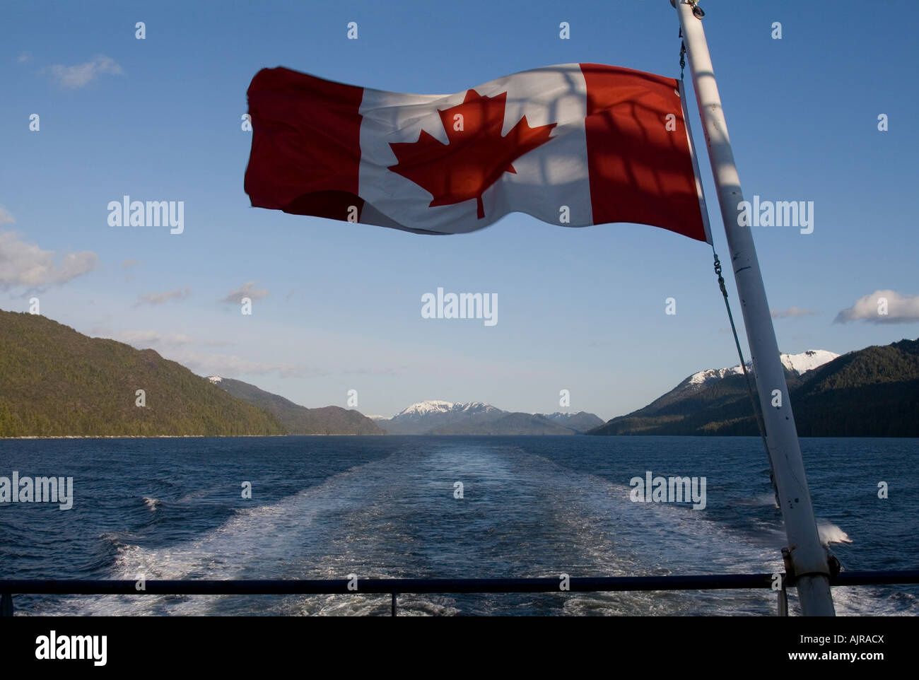 Battant pavillon canadien provenant des navires flagstaff Banque D'Images