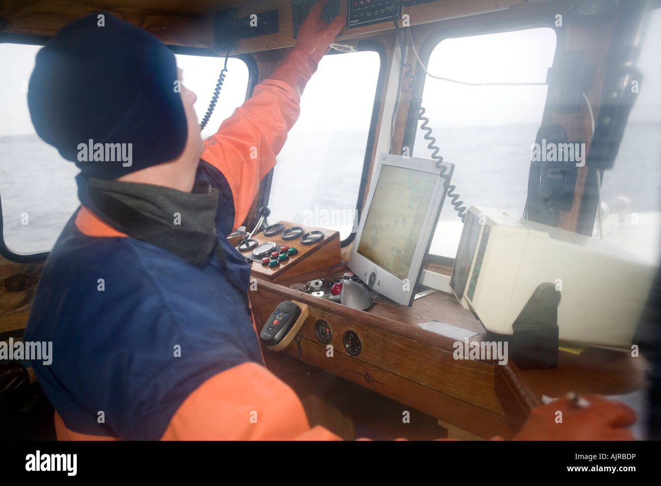 L'homme dans la cabine de son bateau. Les échosondeurs et GPS sont de grandes aides à la navigation dans les eaux côtières de l'ouest de la Suède l'Europe Banque D'Images