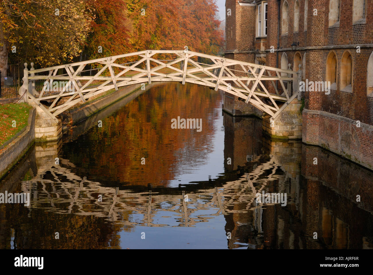 Pont mathématique, Queens College Cambridge UK en automne Banque D'Images