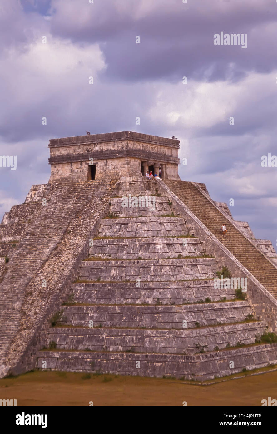 Le château d'El Castillo pyramide temple Chichen Itza Yucatan Mexique, mx, célèbre site immobilier symbole Mexicain ruine maya maya Banque D'Images