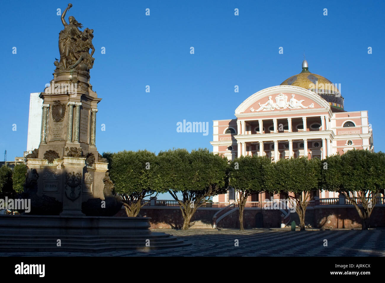 Statue et Amazon theatre opera house construit en 1896 durant le boom du caoutchouc Largo Sao Sebastiao Manaus Amazonas Brésil Banque D'Images