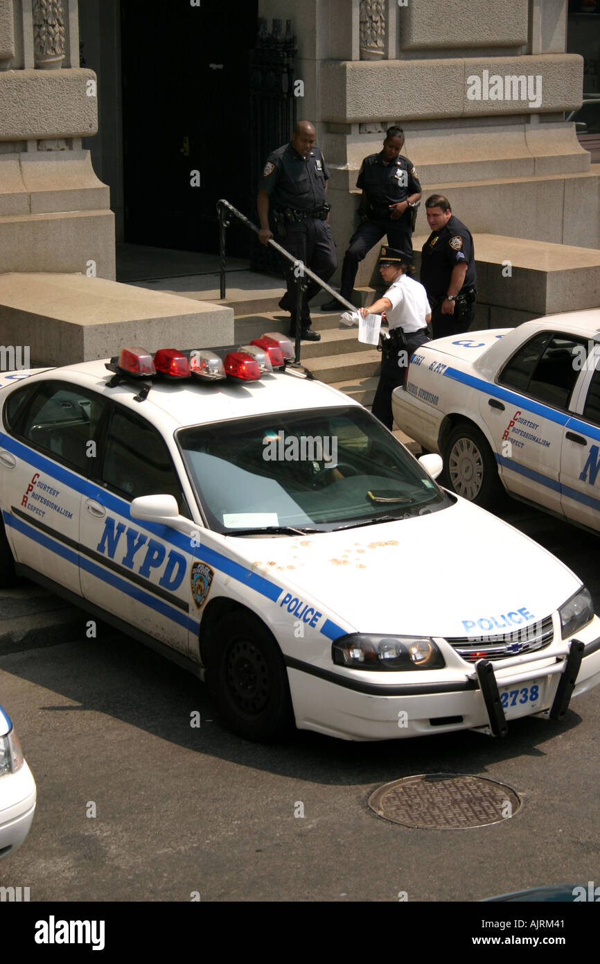 Poursuivre nypd Banque de photographies et d’images à haute résolution ...