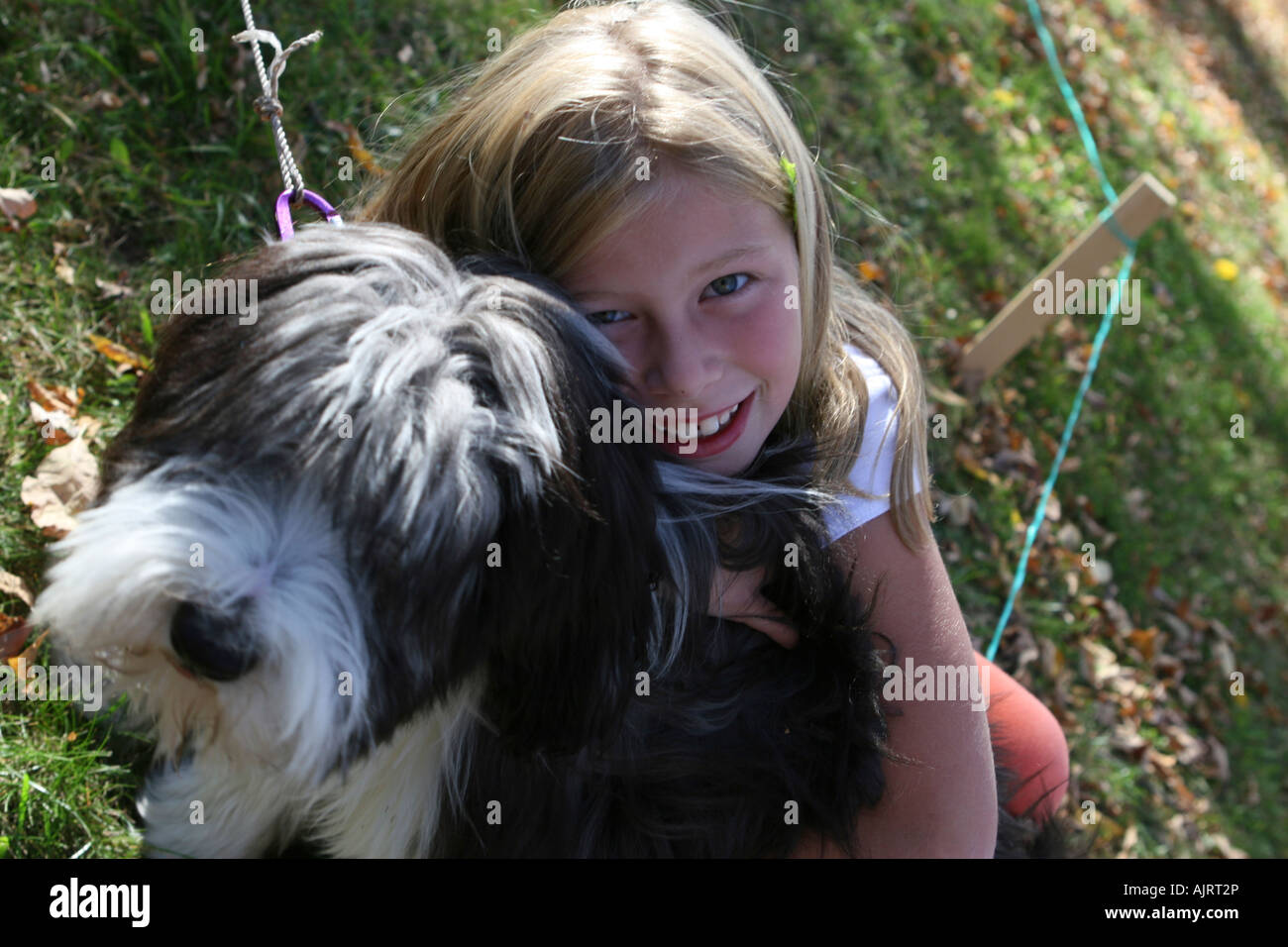 Girl hugging her dog Banque D'Images