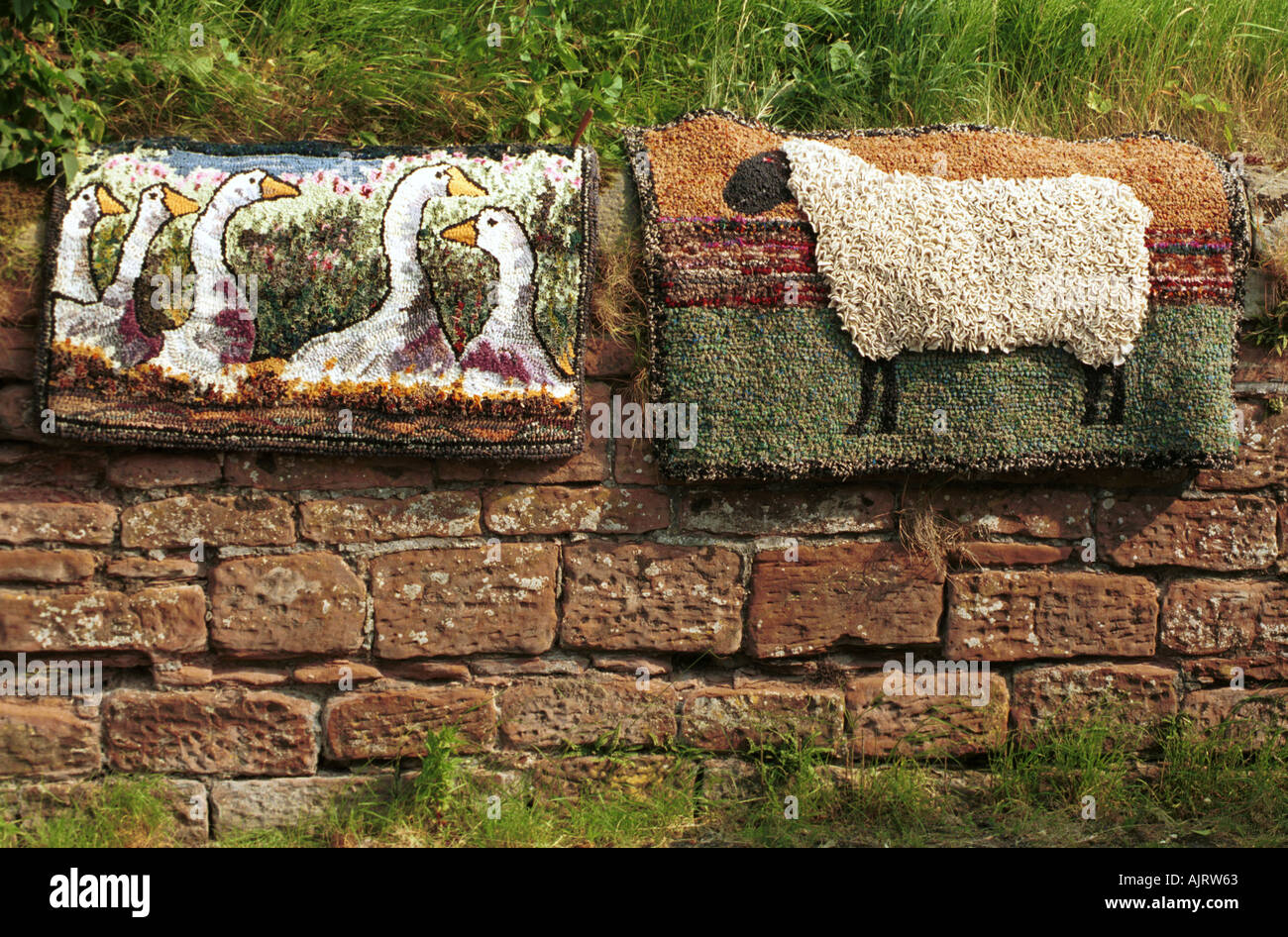 Chiffon traditionnel tapis sur un mur en Cumbria UK Pic par John Robertson Banque D'Images