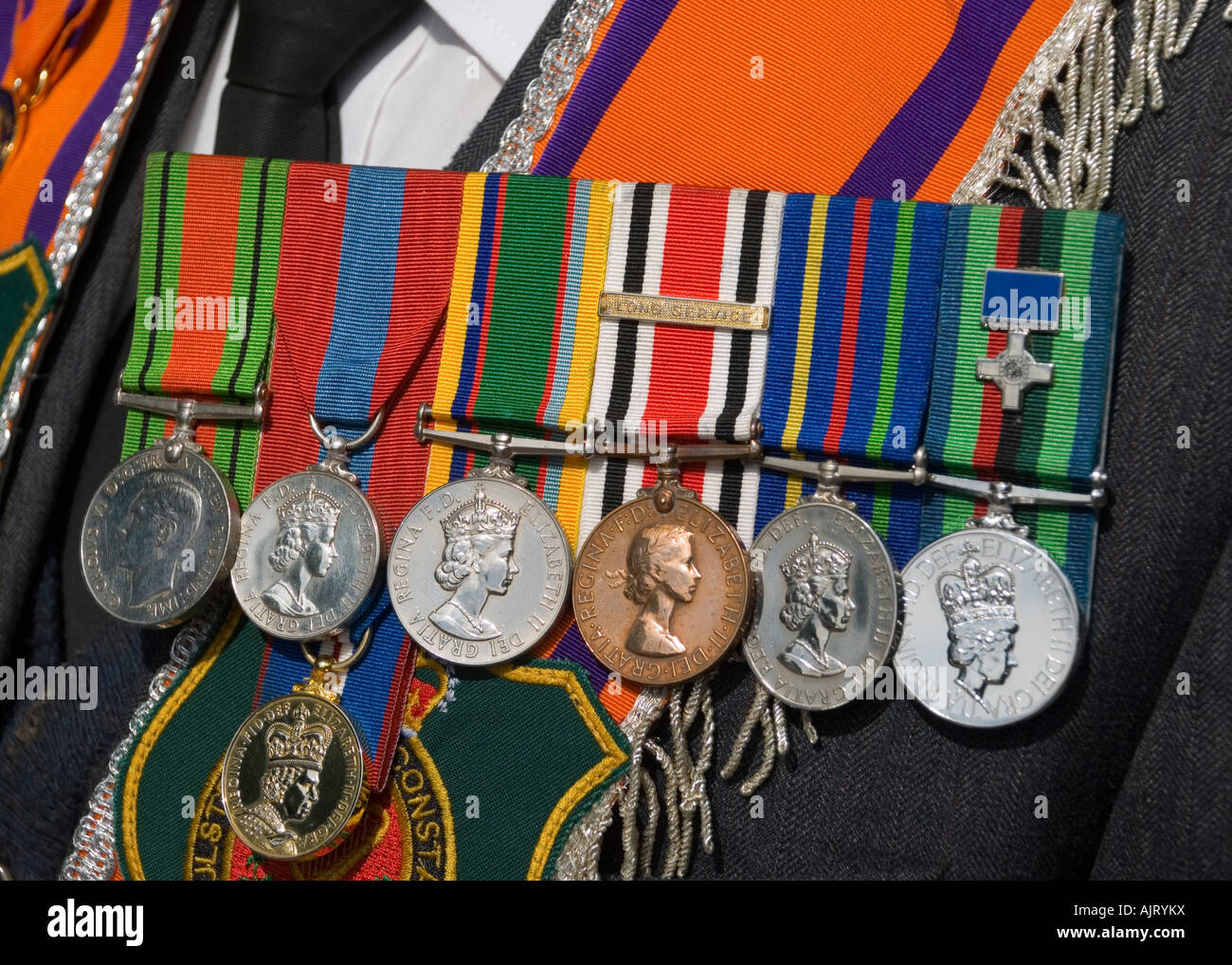 Rangée de médailles, dont une Croix de George portés par un vétéran avec une écharpe orange le 12 juillet Orange Day Parade Banque D'Images