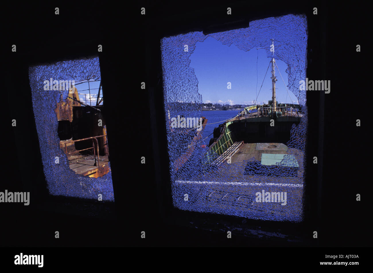 Ventilés bateau avec fenêtres brisées Banque D'Images