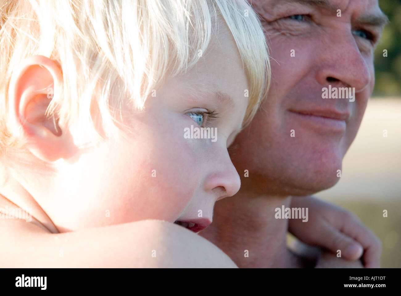 Un père et son fils aux cheveux blonds. Banque D'Images