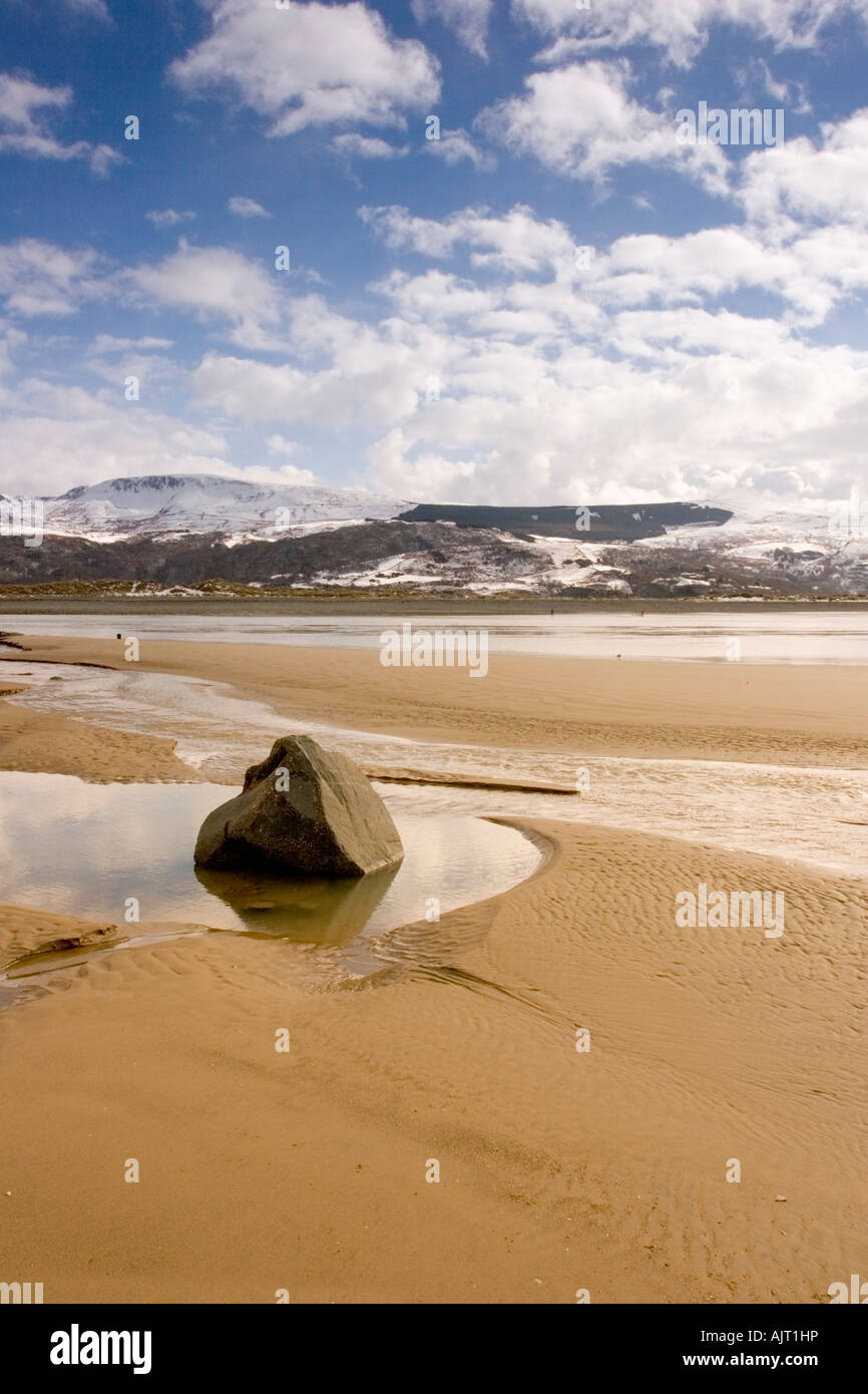 Un rocher dans une piscine à plage de Barmouth, Gwynedd, Pays de Galles Banque D'Images