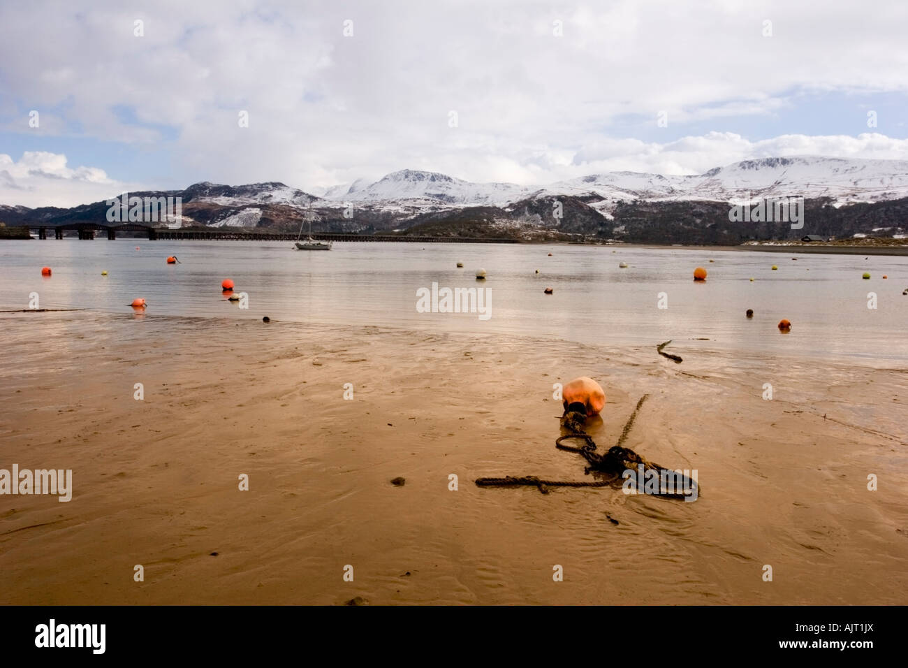 Vue sur la plage de Barmouth et l'estuaire de Mawddach, vue sur Cadair Idris recouvert de neige. Penygader, Gwynedd, pays de Galles Banque D'Images