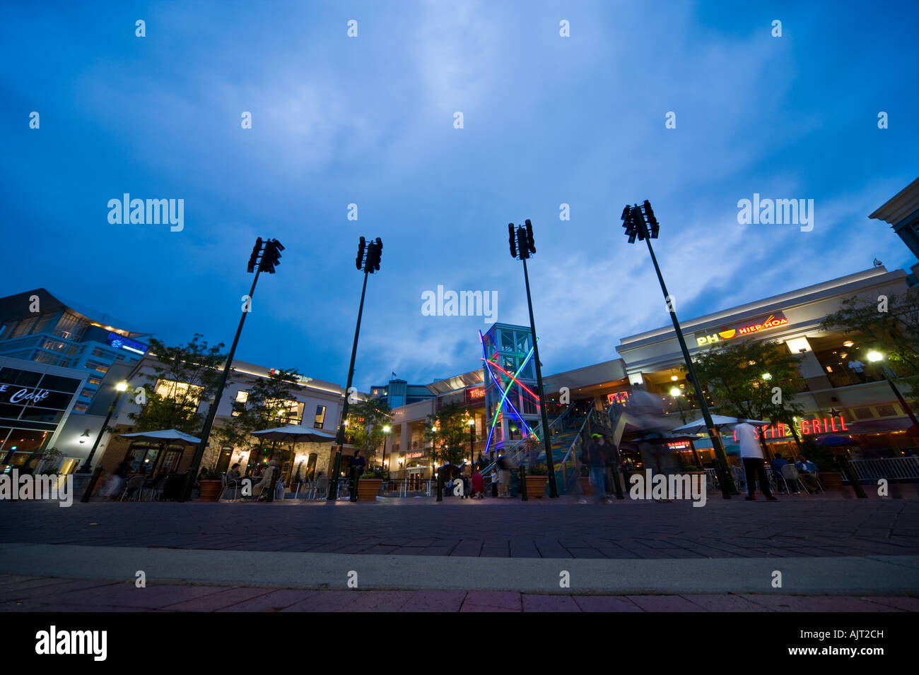 Silver Plaza Fountain Silver Spring Maryland a Washington DC USA Etats-unis suburb. Au crépuscule à la recherche jusqu'à un ciel bleu. Banque D'Images