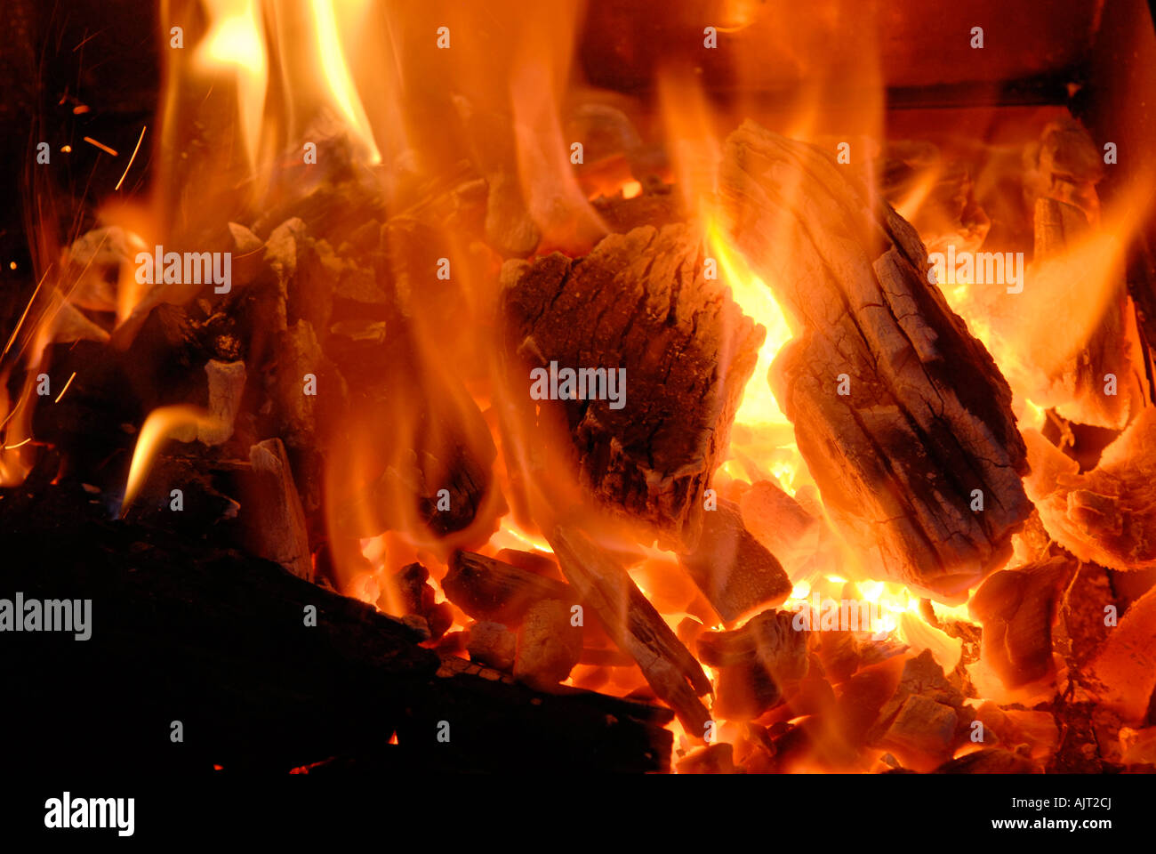 Red Hot coals barbecue rougeoyant Banque D'Images