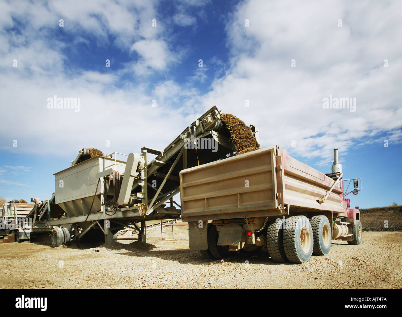 Le remplissage d'un camion à benne Banque D'Images