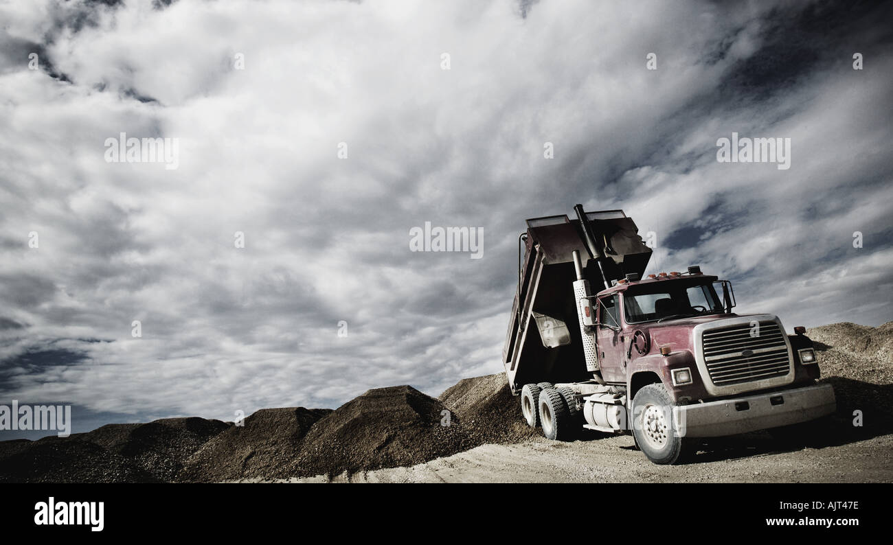 Le déchargement du camion-benne Banque D'Images