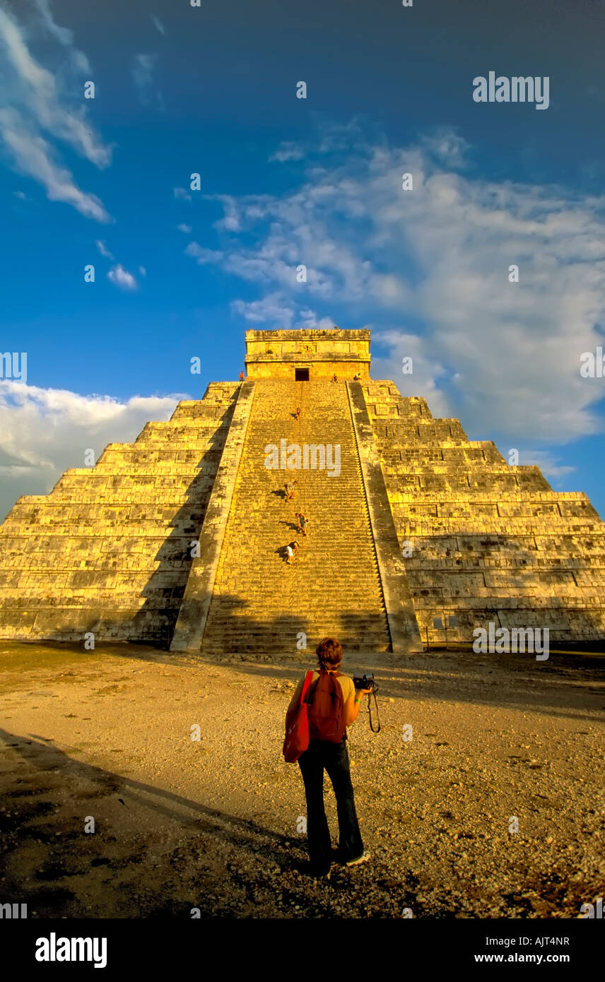 Touriste avec appareil photo en face du château, el Castillo pyramide, Chichen Itza, Maya, ruines mayas, Yucatan, Mexique Banque D'Images