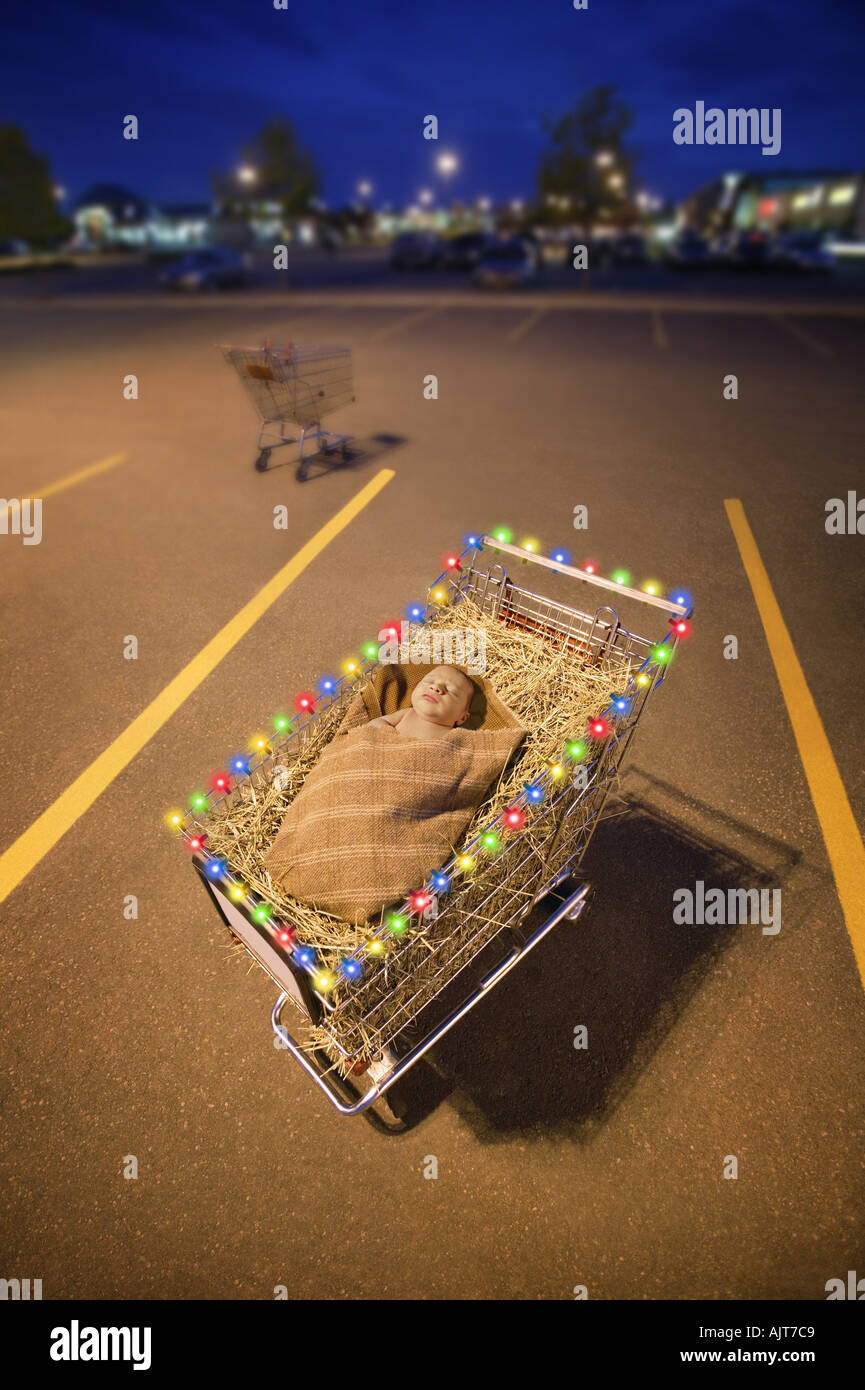 Parking, avec l'Enfant Jésus dans votre panier décoré avec des lumières illustrant la perte de la vraie signification de Noël Banque D'Images