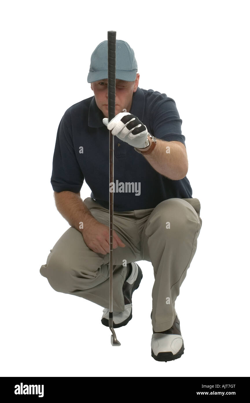 S'accroupit golfeur alignement d'un putt Banque D'Images