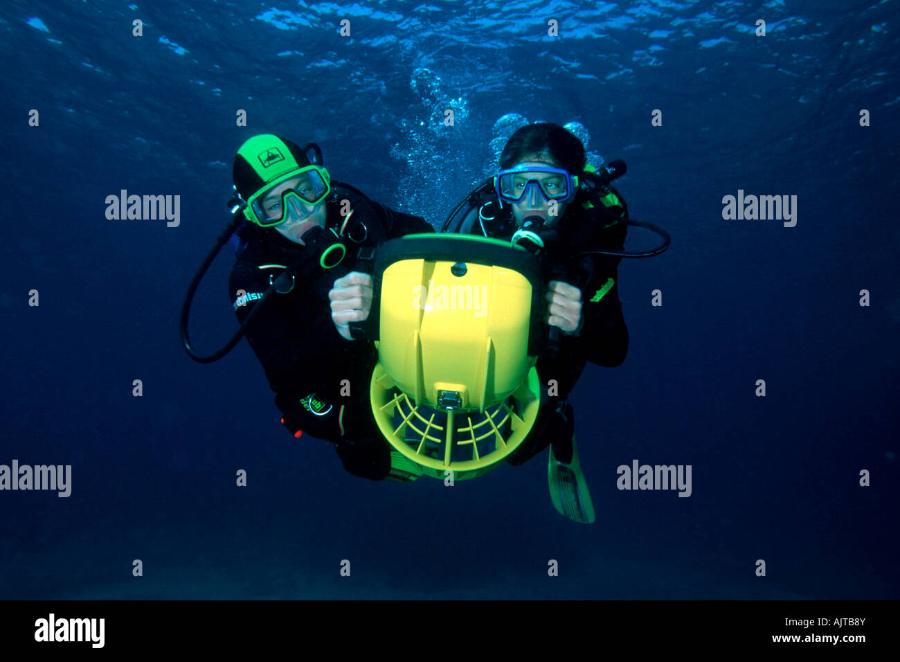 Les plongeurs avec scooter Dalmatien Mer Adriatique Mer Méditerranée La Croatie Banque D'Images