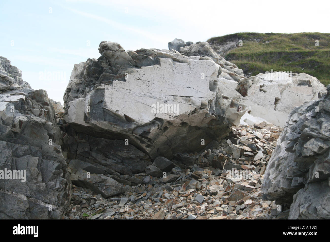 Libre de rochers sur un robuste côte rocheuse Banque D'Images