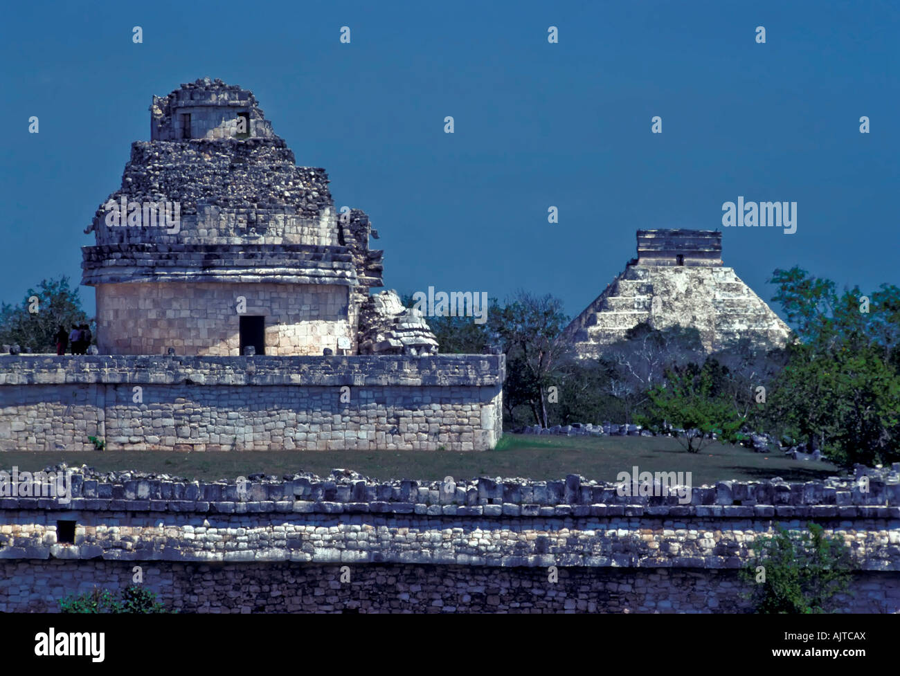 Chichen Itza au Mexique montre l'observatoire El Caracol en accord avec la pyramide château derrière deux monuments plus célèbres Banque D'Images