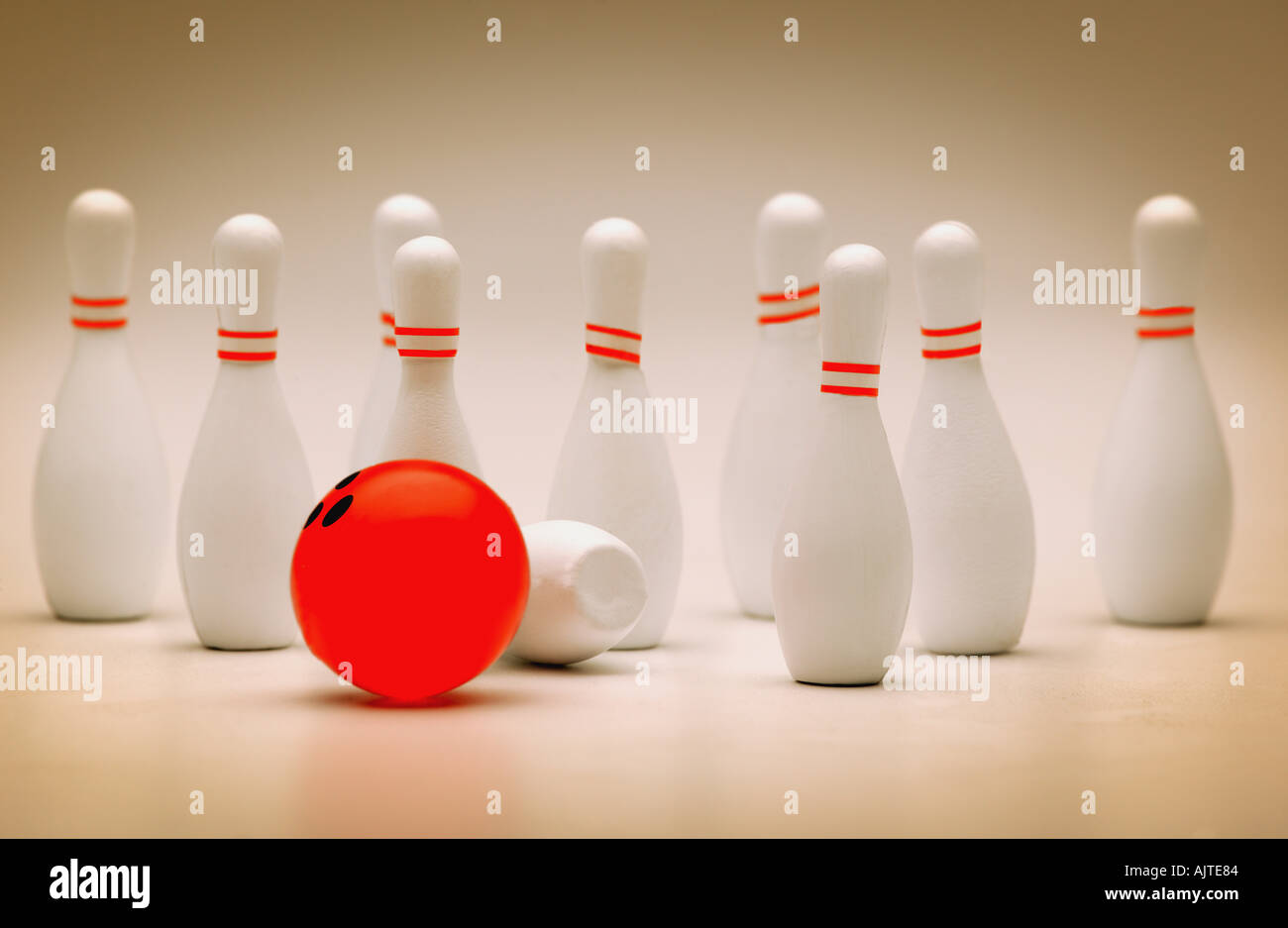 Boule de bowling et quilles Banque D'Images