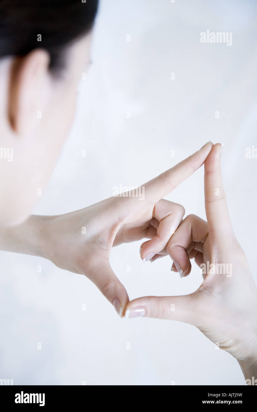 Femme faisant geste avec les mains, sur l