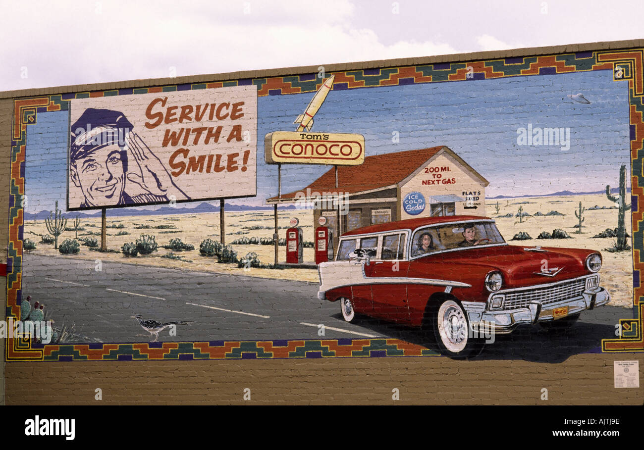 1956 Chevrolet Bel Air Station Wagon et historique station essence à fresque à Clovis en grande région des Plaines du Nouveau Mexique, USA Banque D'Images