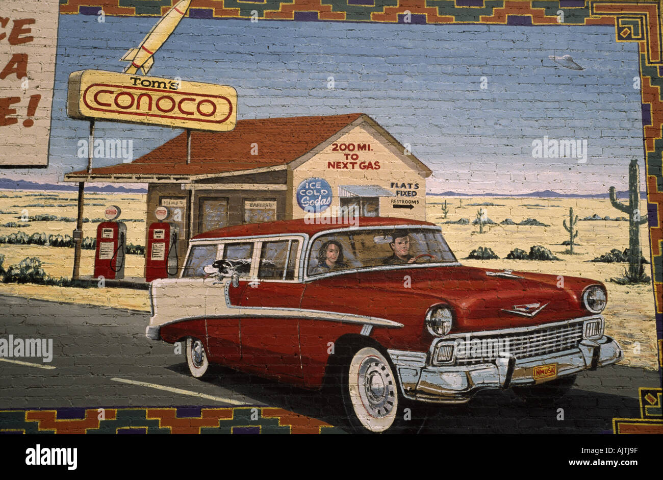 1956 Chevrolet Bel Air Station Wagon et historique station essence à fresque à Clovis en grande région des Plaines du Nouveau Mexique, USA Banque D'Images