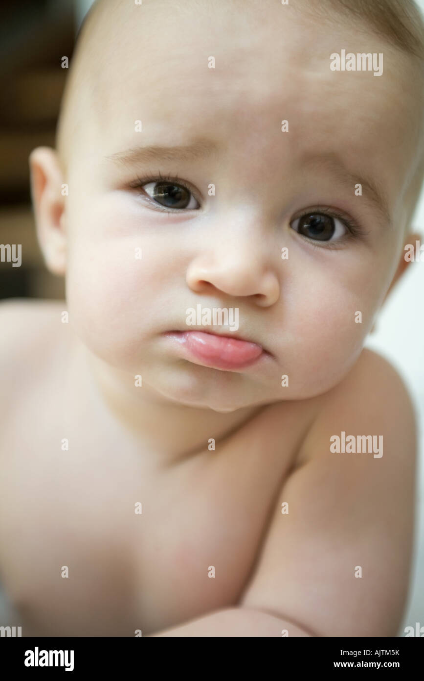 Baby Sticking Out Levre Inferieure Et Froncant Les Sourcils Looking At Camera Close Up Photo Stock Alamy