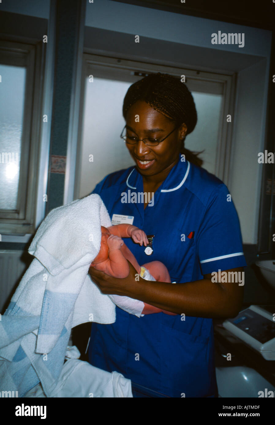 Salle d'accouchement, sage-femme laver les cheveux de bébé nouveau-né Banque D'Images