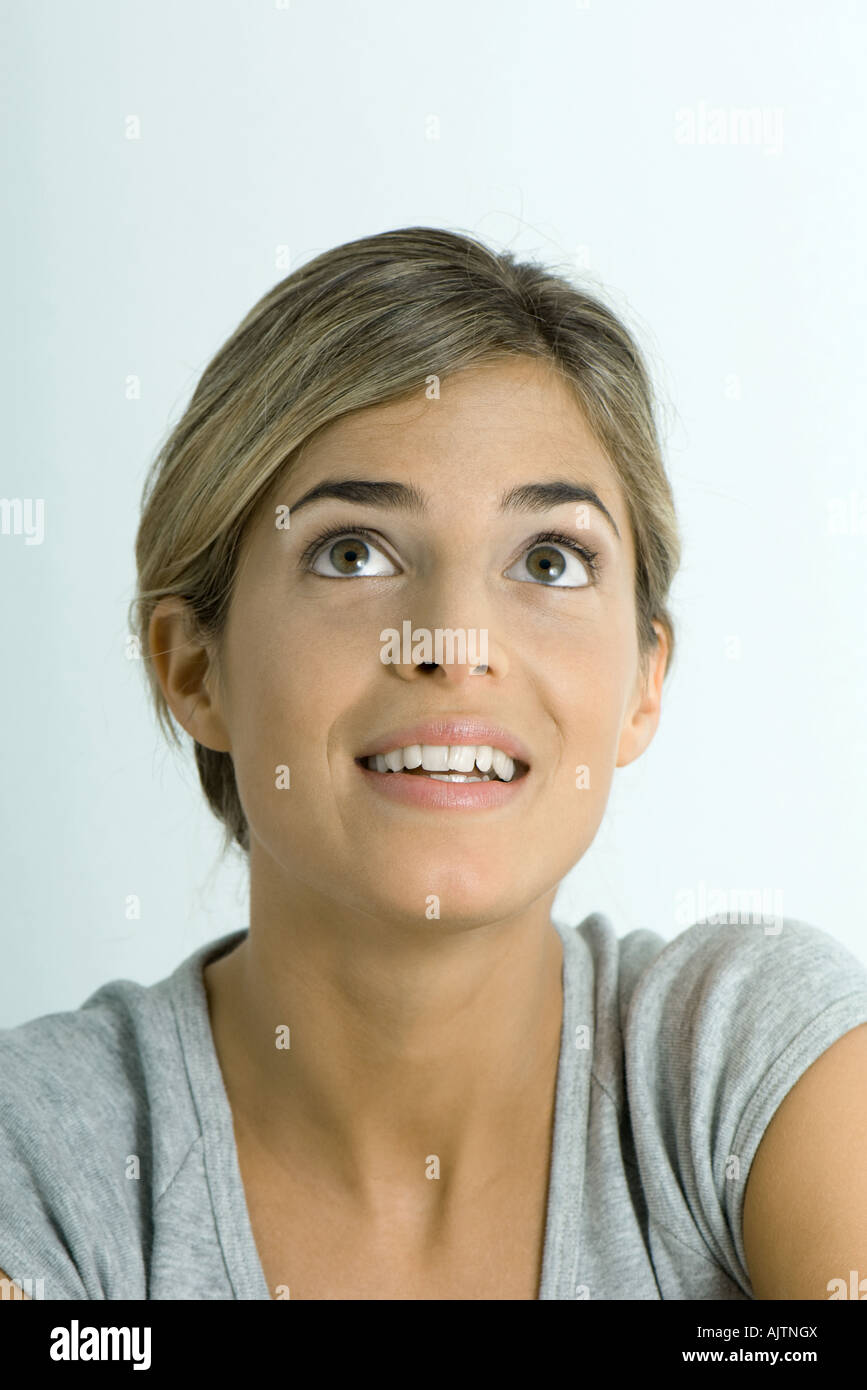 Woman raising eyebrows, portrait Banque D'Images