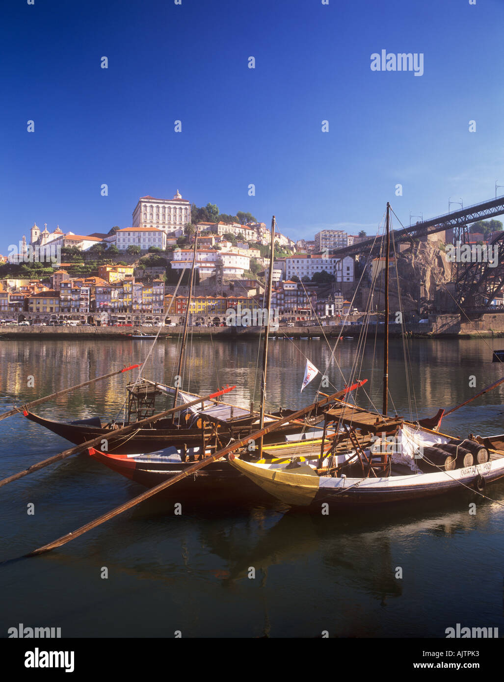 Bateaux Port Pont Dom Luis I Douro Porto Portugal Banque D'Images