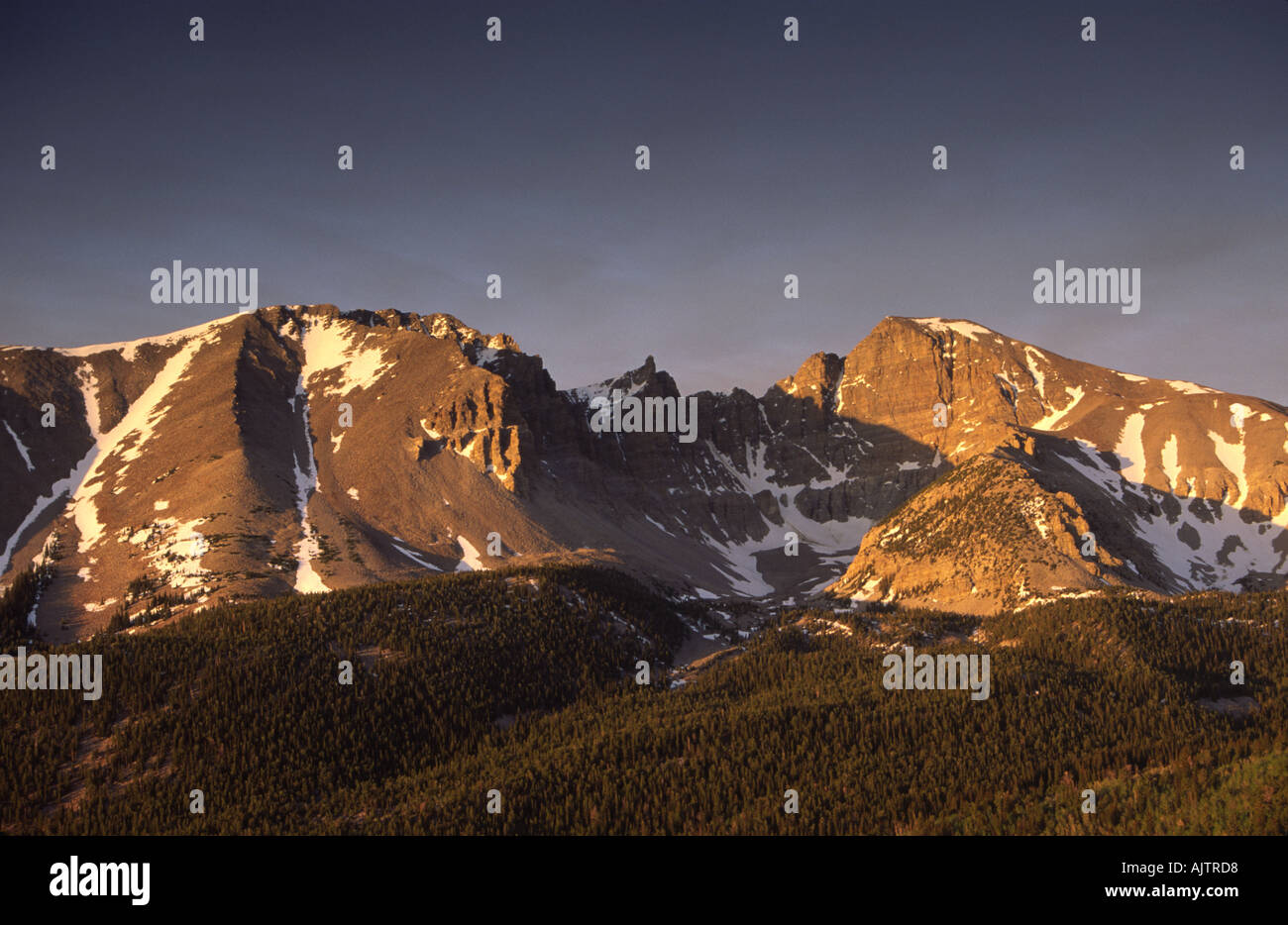 Wheeler Peak (à droite), Jeff Davis (pointe à gauche) au lever du soleil, le Parc National du Grand Bassin, Nevada, USA Banque D'Images