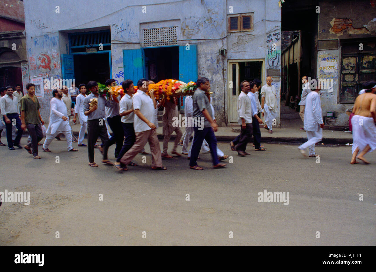 Kolkata Inde Burning Ghats exerçant son corps à travers des rues Banque D'Images Kolkata Inde Burning Ghats exerçant son corps à travers des rues Banque D'Images