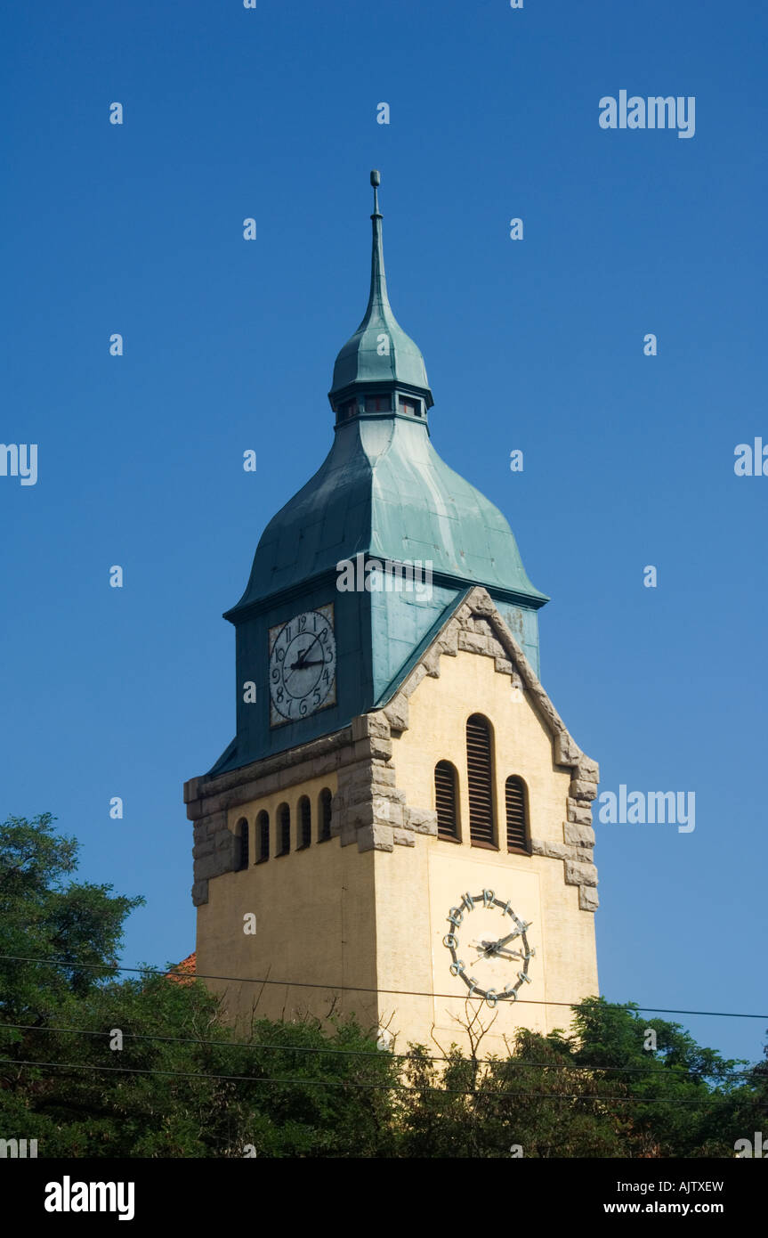 Tour de l'horloge de l'Église protestante de l'hôte de Qingdao de voile des Jeux Olympiques de 2008 la province de Shandong, Chine Banque D'Images