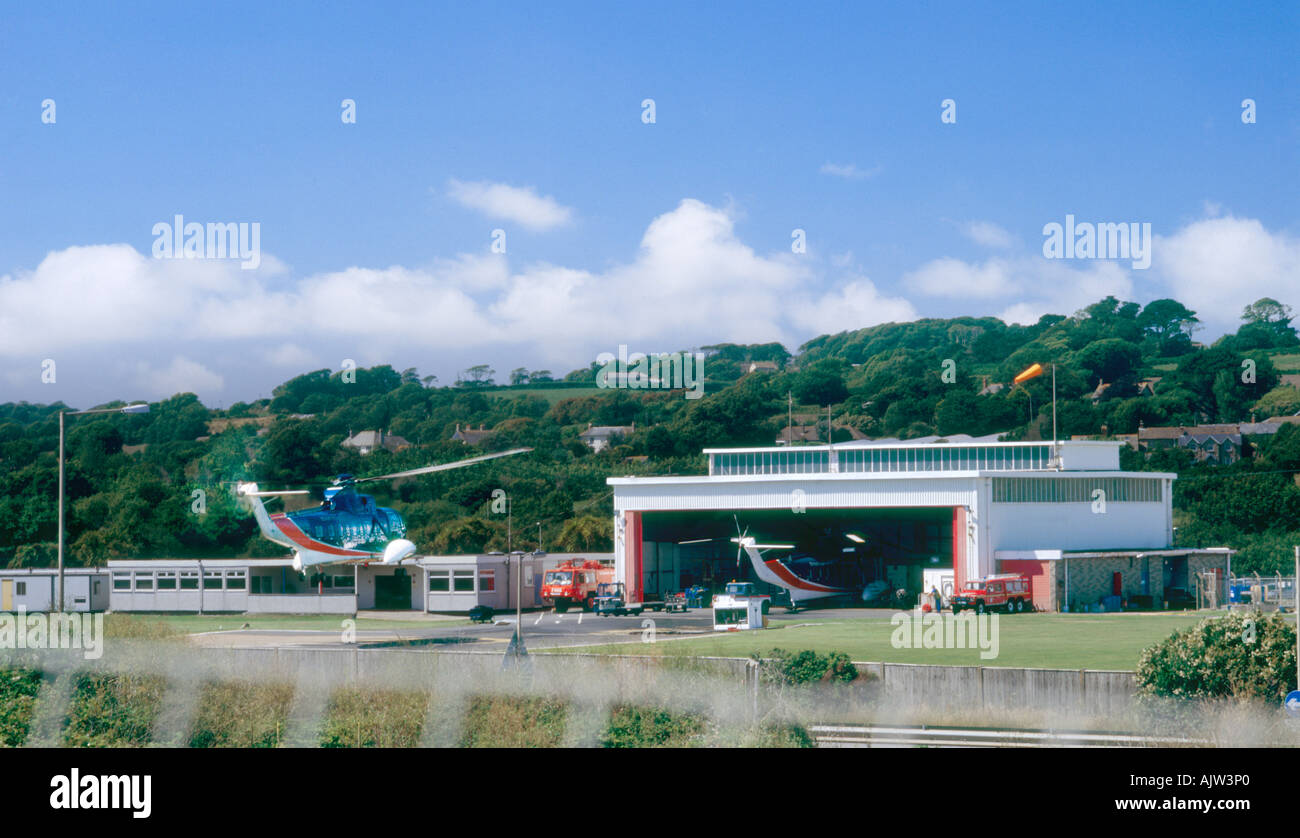 Un hélicoptère international britannique Sikorsky S-61NM quitte l'héliport de Penzance pour les îles de Scilly en 2006.Cet héliport a fermé ses portes en 2012. Banque D'Images