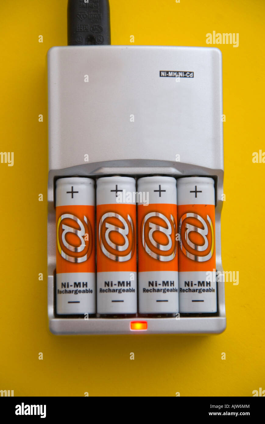 Batteries NiMH rechargeables au nickel-hydrure de farine et chargeur Banque D'Images