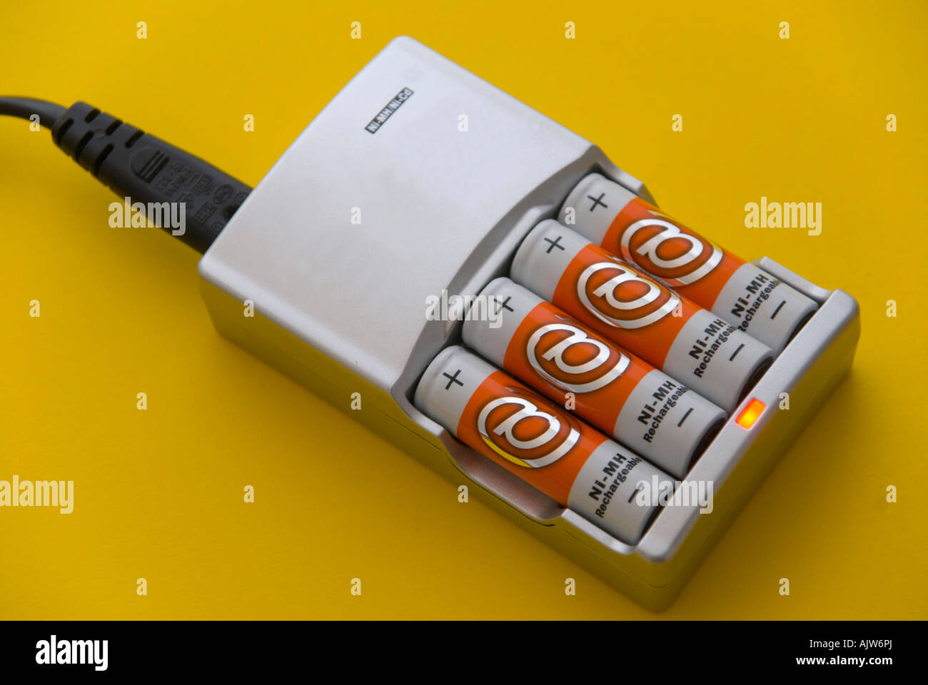 Batteries NiMH rechargeables au nickel-hydrure de farine et chargeur Banque D'Images