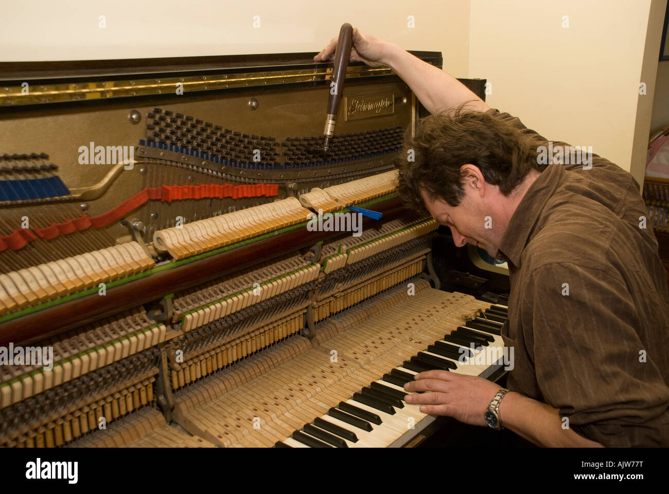 Accordeur de piano au travail au point d'un vieux piano droit allemand  Photo Stock - Alamy
