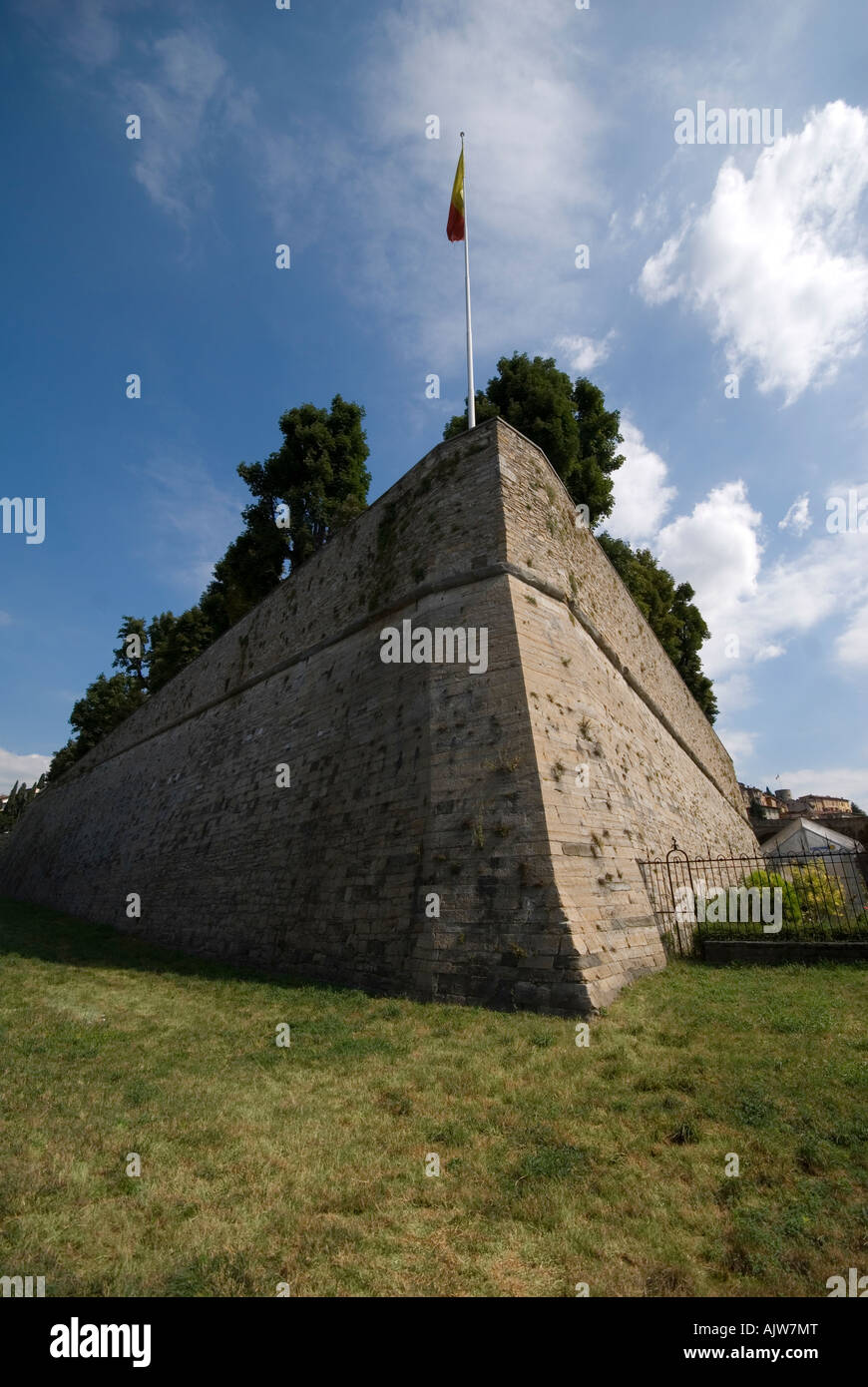 L'angle de l'enceinte fortifiée à Bergame s'élève du fossé sec comme la proue d'un navire. Banque D'Images