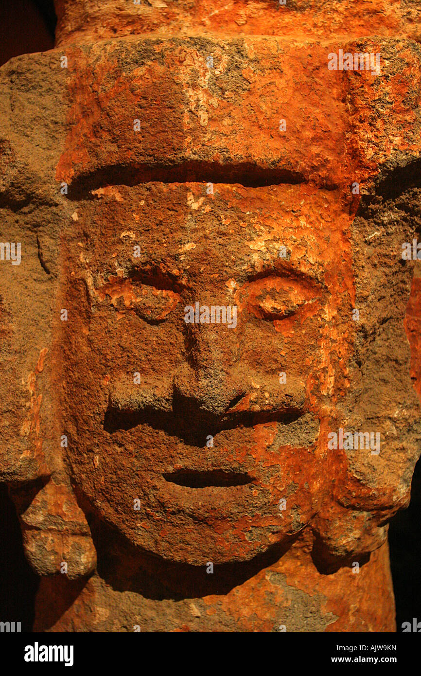 Maya antique sculpture sur pierre de la tête d'un chieftan tribal. L'objet de fouilles au site archéologique maya à Malinalco, au Mexique. Banque D'Images
