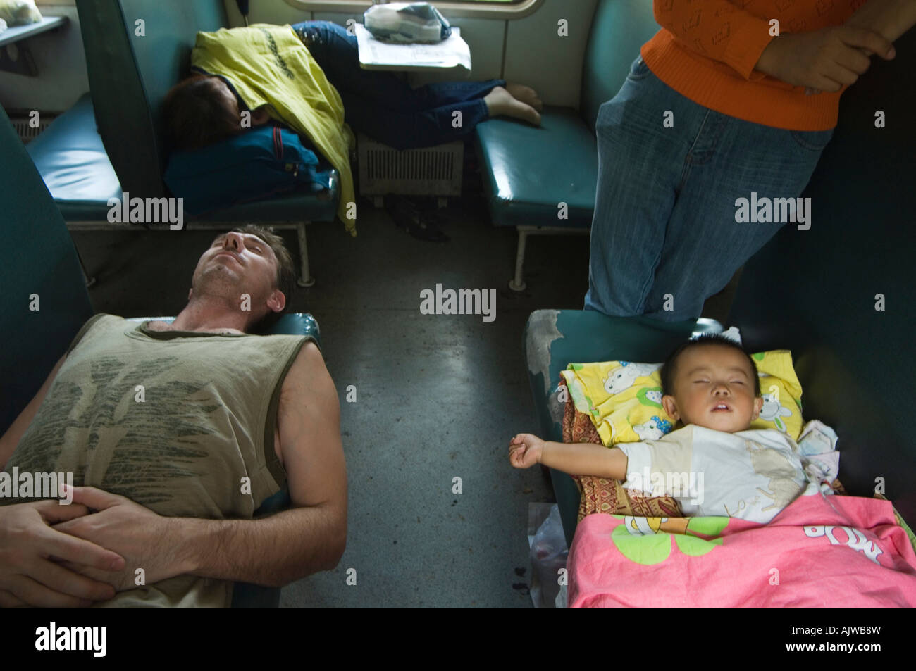 Un Touriste Etranger Et Un Bebe Dormir Pendant Un Voyage En Train Dans La Section Siege Dur D Un Train Chinois Chine M Photo Stock Alamy