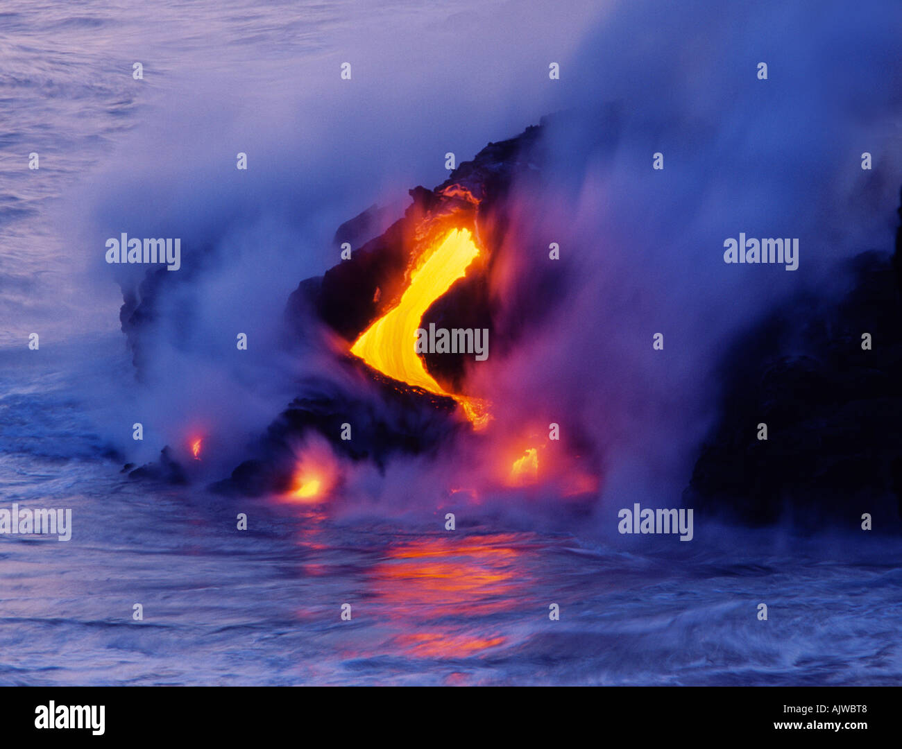 La lave qui s'écoule dans l'océan et de refroidissement, Kilauea Volcano, Hawaii Banque D'Images