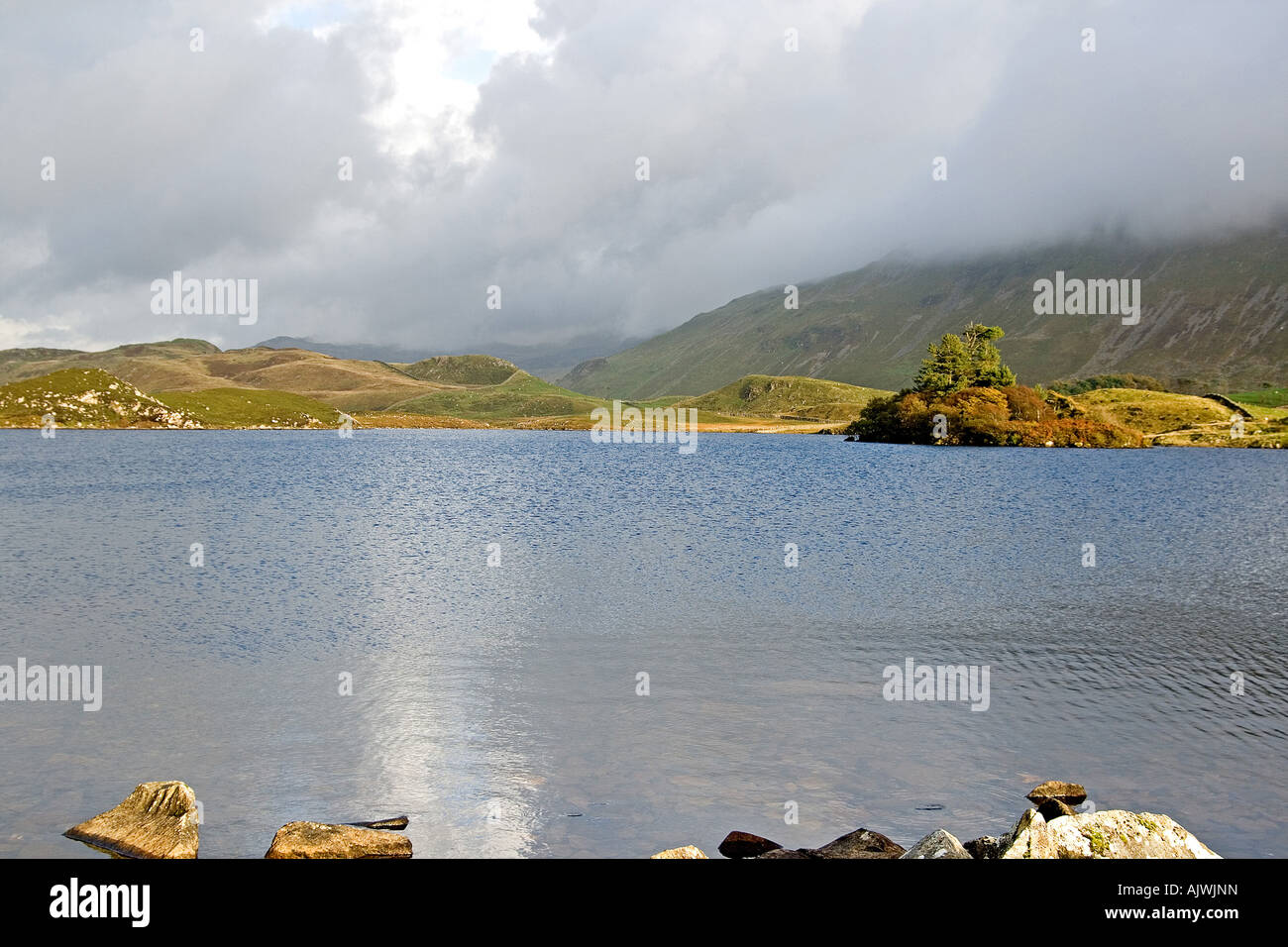 Réflexion sur le lac en Cregennan Llynnau Snowdonia. Banque D'Images